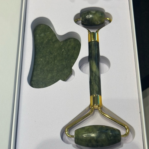 Face Jade roller stone with gua sha kit for the face massager in a magnetic box - Picture 9 of 9